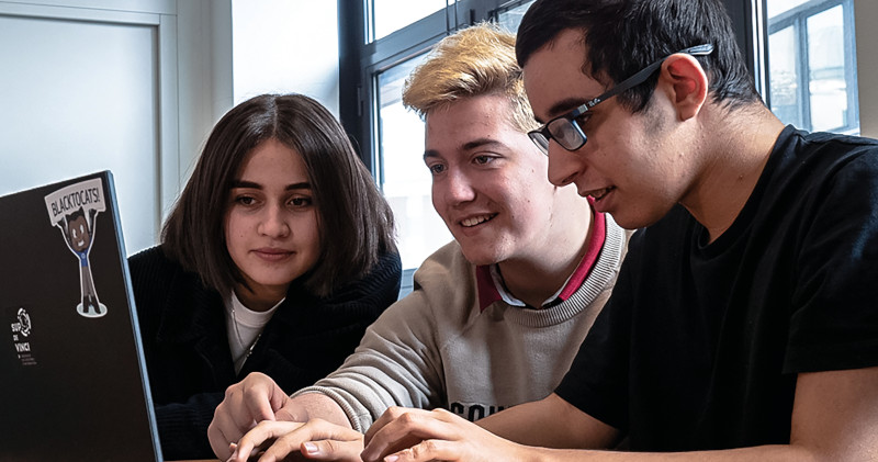 Trois étudiants ordinateurs Sup de Vinci